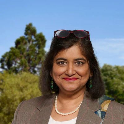 Uzma Khamis Vannini — Version 1